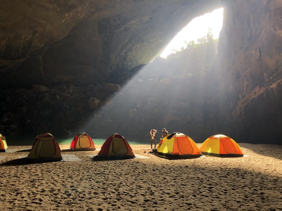 Một khung cảnh vô cùng kỳ vĩ - Hang Én